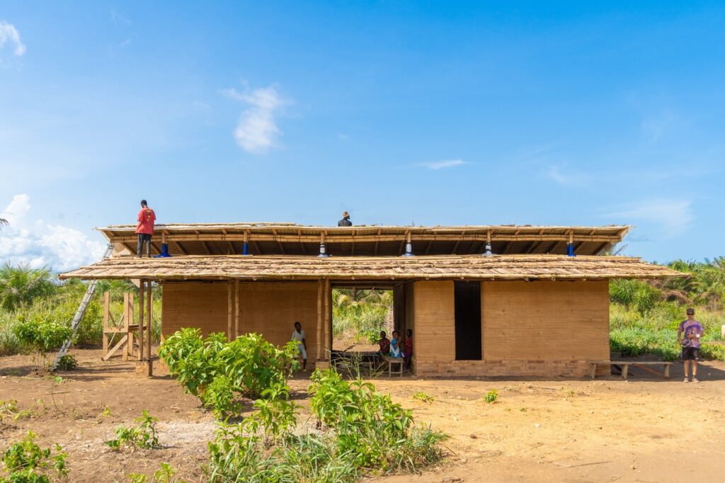 Außenansicht des fertigen Hauses in Butre, Ghana. Foto: Paul Tschense